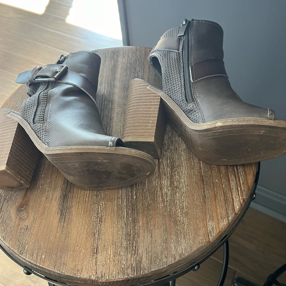 Block Heels - Picture 2 of 6